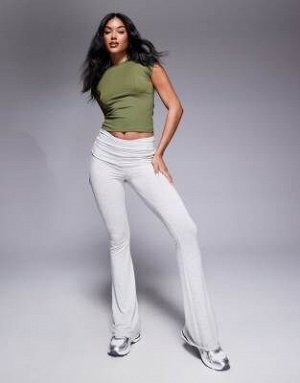 топ Футболка ASOS DESIGN из полиамида оливкового цвета с контрастным швом под грудью (ASOS DESIGN – Polyamid-T-Shirt in Olivgr?n mit kontrastierender Unterbrustnaht) Топы от ASOS DESIGN * Идеальный по