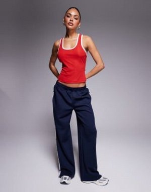 топ Рубчатый топ-майка ASOS DESIGN красного цвета с тактильной текстурой и контрастной отделкой (ASOS DESIGN – Geripptes Tr?gertop in Rot mit griffiger Haptik und kontrastierender Einfassung) Топы от 