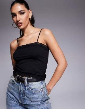 топ Топ на бретельках ASOS DESIGN с кружевной отделкой черного цвета (ASOS DESIGN – Oberteil in Schwarz mit Camisole-Tr?gern und Spitzenborte) Топы от ASOS DESIGN * Простой дизайн * Квадратный вырез *