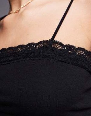 топ Топ на бретельках ASOS DESIGN с кружевной отделкой черного цвета (ASOS DESIGN – Oberteil in Schwarz mit Camisole-Tr?gern und Spitzenborte) Топы от ASOS DESIGN * Простой дизайн * Квадратный вырез *