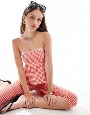 топ Топ без бретелек с баской ASOS DESIGN в клетку виши, комплект (ASOS DESIGN – Tr?gerloses Sch??chen-Oberteil mit Vichy-Print, Kombiteil) Топы от ASOS DESIGN * Часть комплекта * Брюки продаются отде