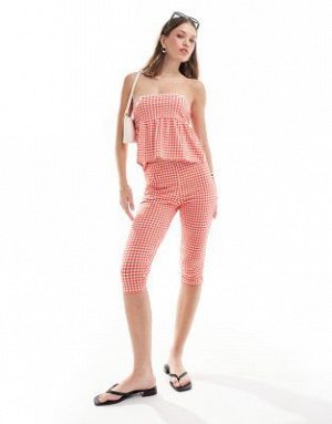 топ Топ без бретелек с баской ASOS DESIGN в клетку виши, комплект (ASOS DESIGN – Tr?gerloses Sch??chen-Oberteil mit Vichy-Print, Kombiteil) Топы от ASOS DESIGN * Часть комплекта * Брюки продаются отде