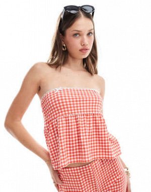 топ Топ без бретелек с баской ASOS DESIGN в клетку виши, комплект (ASOS DESIGN – Tr?gerloses Sch??chen-Oberteil mit Vichy-Print, Kombiteil) Топы от ASOS DESIGN * Часть комплекта * Брюки продаются отде