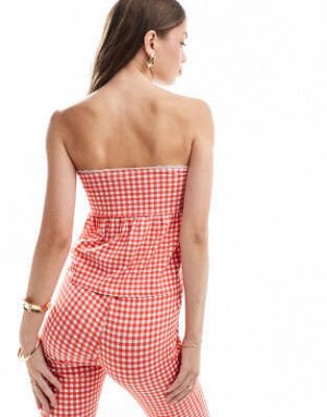 топ Топ без бретелек с баской ASOS DESIGN в клетку виши, комплект (ASOS DESIGN – Tr?gerloses Sch??chen-Oberteil mit Vichy-Print, Kombiteil) Топы от ASOS DESIGN * Часть комплекта * Брюки продаются отде