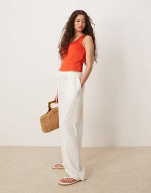 Топ Двухслойный топ на бретельках ASOS DESIGN с круглым вырезом красного цвета (ASOS DESIGN – Doppellagiges Tr?gertop in Rot mit U-Ausschnitt) Топы от ASOS DESIGN * Простой дизайн * Вырез лодочкой * С