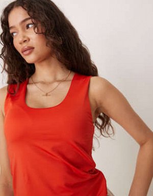 Топ Двухслойный топ на бретельках ASOS DESIGN с круглым вырезом красного цвета (ASOS DESIGN – Doppellagiges Tr?gertop in Rot mit U-Ausschnitt) Топы от ASOS DESIGN * Простой дизайн * Вырез лодочкой * С