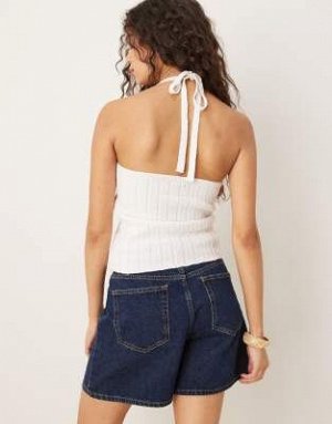 Топ Топ ASOS DESIGN с широким ребристой вязкой и воротником-халтер белого цвета (ASOS DESIGN – Neckholder-Top aus breitem Rippstrick in Wei?) Топы от ASOS DESIGN * Простой дизайн * Бретели-халтер * За
