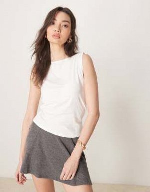 Топ Майка с вырезом-лодочкой ASOS DESIGN кремового цвета (ASOS DESIGN – Tanktop in Creme mit U-Boot-Ausschnitt) Топы от ASOS DESIGN * Простой дизайн * Вырез лодочкой * Спинка-борцовка * Классический к