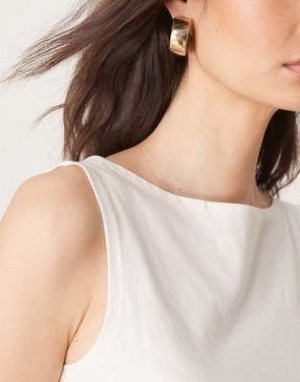 Топ Майка с вырезом-лодочкой ASOS DESIGN кремового цвета (ASOS DESIGN – Tanktop in Creme mit U-Boot-Ausschnitt) Топы от ASOS DESIGN * Простой дизайн * Вырез лодочкой * Спинка-борцовка * Классический к