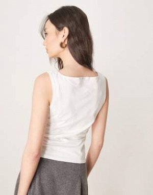 Топ Майка с вырезом-лодочкой ASOS DESIGN кремового цвета (ASOS DESIGN – Tanktop in Creme mit U-Boot-Ausschnitt) Топы от ASOS DESIGN * Простой дизайн * Вырез лодочкой * Спинка-борцовка * Классический к