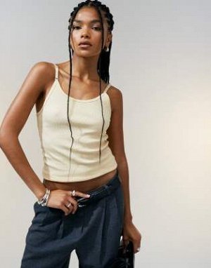 Топ Топ ASOS DESIGN с круглым вырезом и бретельками, цвет молочно-желтый (ASOS DESIGN – Tr?gertop in Buttermilchgelb mit U-Ausschnitt und Tr?gerdetail) Топы от ASOS DESIGN * Простой дизайн * Вырез лод