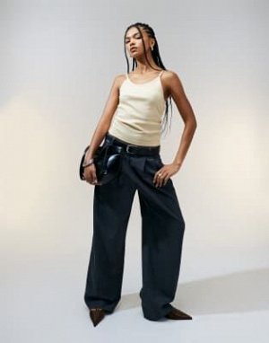 Топ Топ ASOS DESIGN с круглым вырезом и бретельками, цвет молочно-желтый (ASOS DESIGN – Tr?gertop in Buttermilchgelb mit U-Ausschnitt und Tr?gerdetail) Топы от ASOS DESIGN * Простой дизайн * Вырез лод