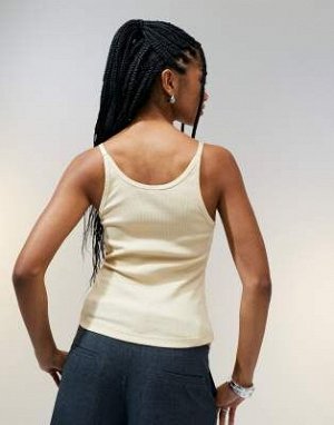 Топ Топ ASOS DESIGN с круглым вырезом и бретельками, цвет молочно-желтый (ASOS DESIGN – Tr?gertop in Buttermilchgelb mit U-Ausschnitt und Tr?gerdetail) Топы от ASOS DESIGN * Простой дизайн * Вырез лод