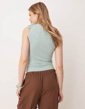 Топ Синяя фактурная майка ASOS DESIGN с вырезом-лодочкой и пуговицами (ASOS DESIGN – Tanktop in strukturiertem Blau mit U-Boot-Ausschnitt und Knopfdetail) Топы от ASOS DESIGN * Высокий ворот * Плечи с