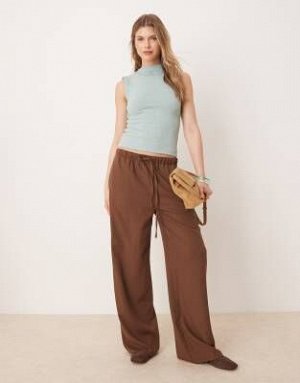 Топ Синяя фактурная майка ASOS DESIGN с вырезом-лодочкой и пуговицами (ASOS DESIGN – Tanktop in strukturiertem Blau mit U-Boot-Ausschnitt und Knopfdetail) Топы от ASOS DESIGN * Высокий ворот * Плечи с