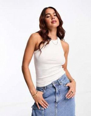 Топ Майка-борцовка Monki в рубчик белого цвета (Monki – Geripptes Tr?gertop in Wei? mit Racerback) Топы от Monki * Базовая вещь гардероба * Простой дизайн * Круглый вырез * Фасон «борцовка» спереди и 