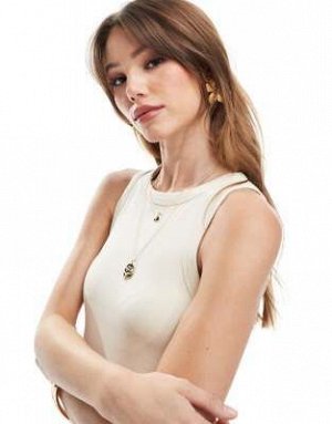 Топ Stradivarius – Желтая майка-борцовка (Stradivarius – Tr?gertop in Gelb mit Ringerr?cken) Топ от Stradivarius * Простой дизайн * Круглый вырез * Спинка-борцовка * Приталенный крой Код товара: 14737