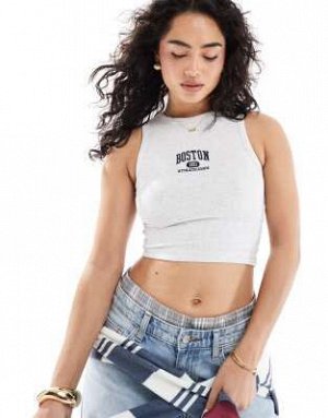 Топ Серый топ-борцовка Pull&Bear с логотипом Boston в рубчик (Pull&Bear – Geripptes Tr?gertop in Grau mit „Boston“-Logo und Ringerr?cken) Топы от Pull&Bear * Круглый вырез * Вышитая надпись на груди *