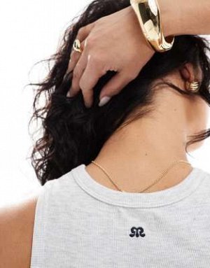 Топ Серый топ-борцовка Pull&Bear с логотипом Boston в рубчик (Pull&Bear – Geripptes Tr?gertop in Grau mit „Boston“-Logo und Ringerr?cken) Топы от Pull&Bear * Круглый вырез * Вышитая надпись на груди *