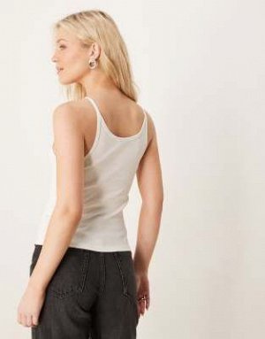 Топ Майка ASOS DESIGN с круглым вырезом и бретельками кремового цвета (ASOS DESIGN – Tr?gerhemd in Creme mit U-Ausschnitt und Tr?gerdetail) Топы от ASOS DESIGN * Простой дизайн * Вырез лодочкой * Регу
