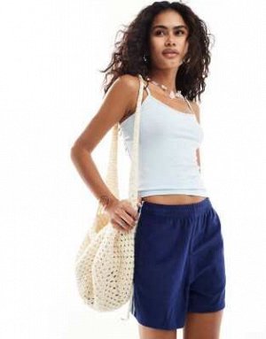 Топ Тонкий голубой топ на бретельках Monki (Monki – Tr?gertop in Hellblau mit d?nnen Tr?gern) Топы от Monki * Возвращение к основам * Простой дизайн * Вырез лодочкой * Фиксированные бретели * Облегающ