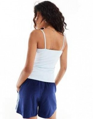 Топ Тонкий голубой топ на бретельках Monki (Monki – Tr?gertop in Hellblau mit d?nnen Tr?gern) Топы от Monki * Возвращение к основам * Простой дизайн * Вырез лодочкой * Фиксированные бретели * Облегающ