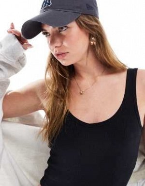 Топ Майка Cotton On Bondi черного цвета (Cotton On – Bondi – Tanktop in Schwarz) Топы от Cotton:On * Ваша новая базовая модель * Простой дизайн * Вырез лодочкой * Фиксированные бретели * Облегающий кр