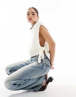 Топ Майка-топ в кремовую полоску от Miss Selfridge (Miss Selfridge – Tanktop aus Strick in Creme mit Zierstreifen) Топ от Miss Selfridge * Высокий ворот * Без рукавов * Шнуровка по бокам * Контрастные