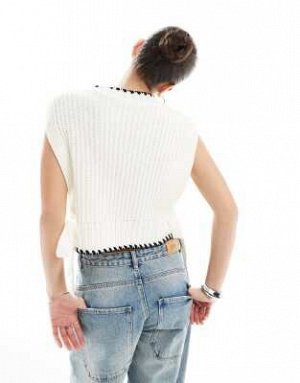Топ Майка-топ в кремовую полоску от Miss Selfridge (Miss Selfridge – Tanktop aus Strick in Creme mit Zierstreifen) Топ от Miss Selfridge * Высокий ворот * Без рукавов * Шнуровка по бокам * Контрастные