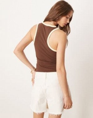 Топ Майка-борцовка ASOS DESIGN с контрастной отделкой и принтом пляжа Вайкики (ASOS DESIGN – Tanktop mit kontrastierender Einfassung, Racerback und Waikiki Beach-Grafik) Топы от ASOS DESIGN * Круглый 