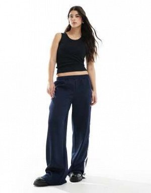 Топ Топ-комбинация ASOS DESIGN с бюстгальтером черного цвета (ASOS DESIGN – Tr?gertop in Schwarz mit BH-Detail) Топы от ASOS DESIGN * Простой дизайн * Вырез лодочкой * Спинка-борцовка * Классический к