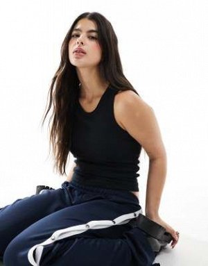 Топ Топ-комбинация ASOS DESIGN с бюстгальтером черного цвета (ASOS DESIGN – Tr?gertop in Schwarz mit BH-Detail) Топы от ASOS DESIGN * Простой дизайн * Вырез лодочкой * Спинка-борцовка * Классический к