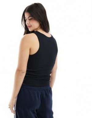 Топ Топ-комбинация ASOS DESIGN с бюстгальтером черного цвета (ASOS DESIGN – Tr?gertop in Schwarz mit BH-Detail) Топы от ASOS DESIGN * Простой дизайн * Вырез лодочкой * Спинка-борцовка * Классический к
