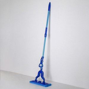 Швабра для мытья пола плоская со складным отжимом Доляна, телескопическая ручка 102-130 см, насадка микрофибра 35?12 см, цвет синий