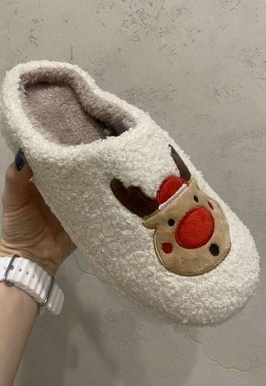 Домашние мягкие тапочки "Стайл" с полузакрытым задником и вышивкой красноносых новогодних оленей
