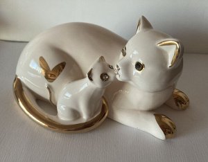 Статуэтка керамика кошка с котенком, цвет - крем, шир 16см, высота 8см