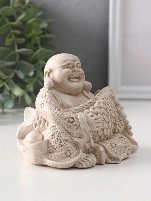 Фигурка гипс «Хотей с рыбой», 8.5x11x9 см, слоновая кость