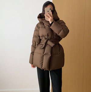 Зимний пуховик короткий приталенный с поясом и капюшоном, коричневый