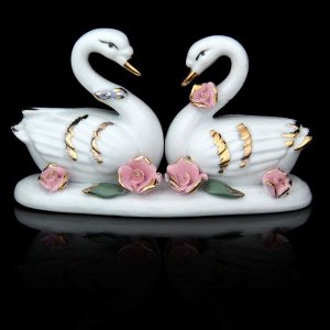 Сувенир "Два лебедя с розами" 7х12х4 см