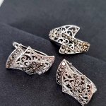 Комплект ювелирной бижутерии в форме ажурных пластин серьги и кольцо 19 р, покрытие посеребрение, вставка: фианиты, цвет: графитовый, арт.213.867-19