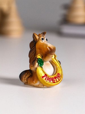 Фигурка полистоун «Улыбающийся конь с подковой и клевером», 3.5x3x4 см, МИКС