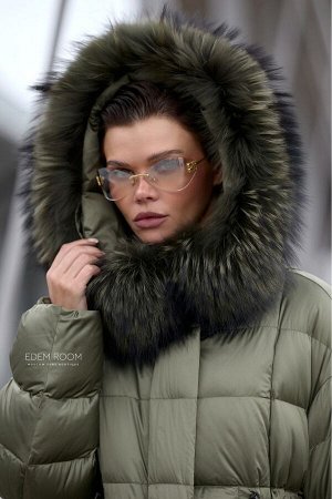 Легкое пуховое пальто с меховым капюшоном