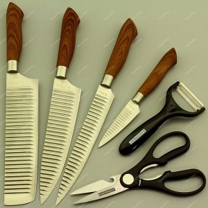 Ножи металлические (четыре ножа, ножницы, овощечистка)..