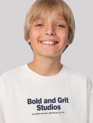 Лонгслив для мальчиков кремовый с надписью "bold and grit studios"