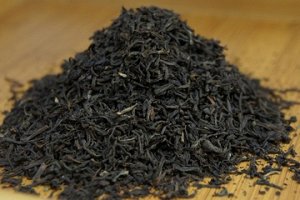 Ассам Индийский черный чай.
Ассам считается самым знаменитым индийским чаем, настой заварки имеет насыщенный цвет, терпкий вкус с медовым ароматом.Заваривать при температуре 95°С, 3-4 минуты.