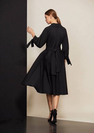 Платье Платье Rivoli 7005.1 черный 
Рост: 170 см.

Платье с воротником пиджачного типа, с полочкой на запах. Глубокий мысообразный вырез, рукава &laquo;реглан&raquo;, которые мягко драпируются, благо