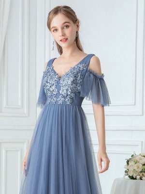 Вечернее длинное голубое кружевное платье с рукавами