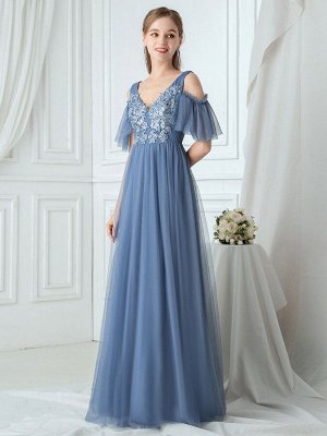 Вечернее длинное голубое кружевное платье с рукавами