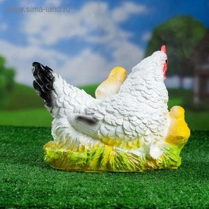 Садовая фигура "Курица наседка с цыплятами" белая 30х25см
