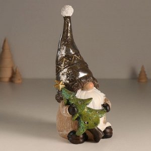 Фигурка светящаяся полистоун «Дед Мороз в колпаке, с ёлкой», беж и шоколад, 10.5x10.5x22 см